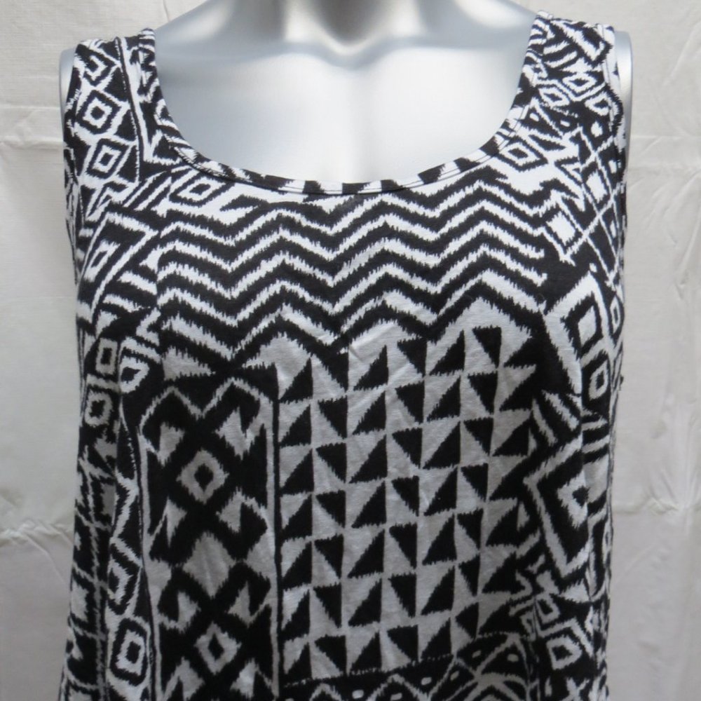 Forever 21 Black & White Geometric Shapes Tank Top